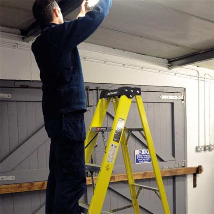 Industrial Fibreglass Stepladder 4 Step