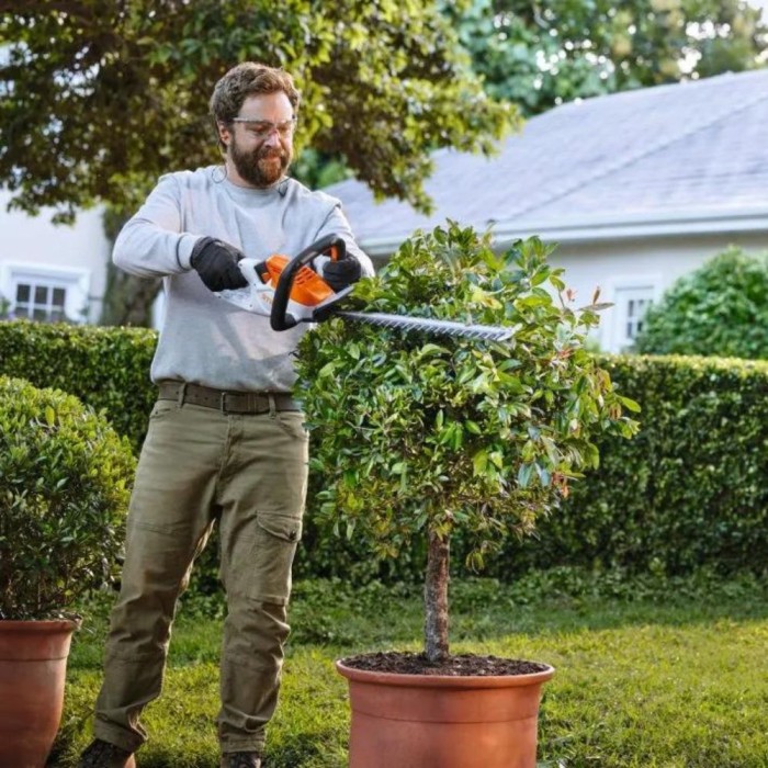 Stihl HSA 40 Hedgetrimmer w/ 2x Batteries & Charger